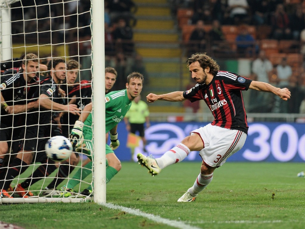 在足球比赛中，30米远的任意球进球并不常